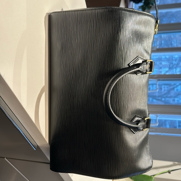 Louis Vuitton Épi Speedy 35 in Black - Picture 1 of 7